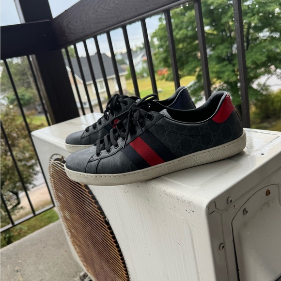 Slightly used Gucci Sneakers, it comes with box and receipt . size 8 - Picture 5 of 6